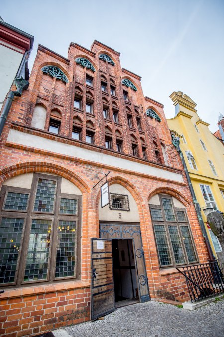 Wejście do domu z desek, © TMV Wejście do domu z desek, © TMV