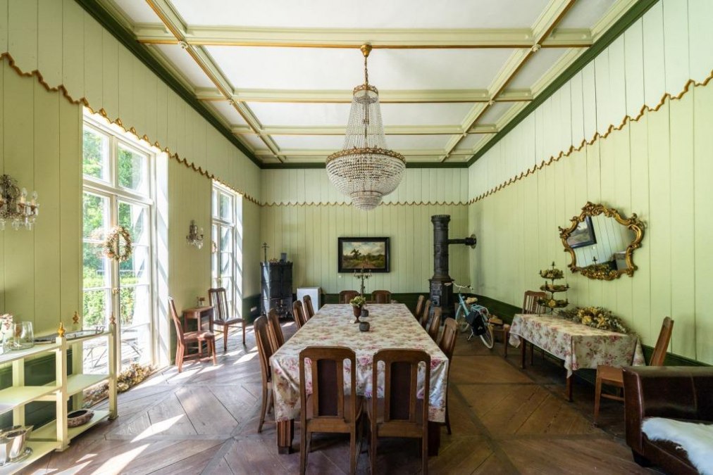 Balzaal met diner in het landhuis hieronder, © DOMSImages