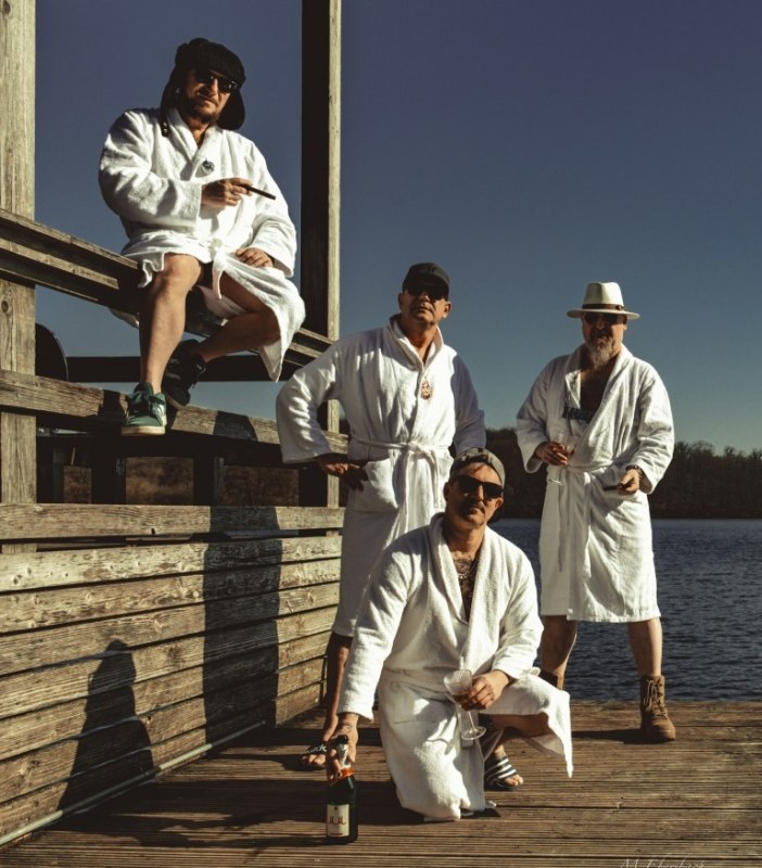 czterech muzyk&oacute;w z zespołu Herb w białych szlafrokach na platformie kąpielowej // &copy; Herb Band