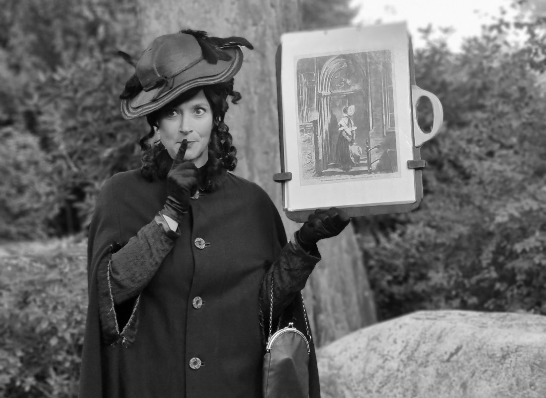 The Black Widow invites you to follow her into the past // &copy; Jasmin Freitag
