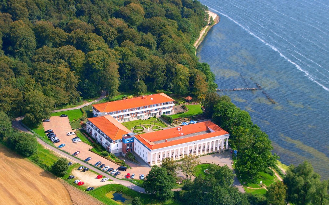 Luchtfoto van het hotelcomplex, © Hotel Badehaus Goor