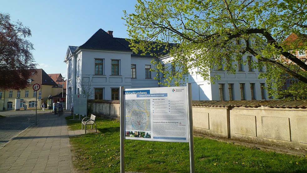 Franz-Parr-Platz w pobliżu centrum informacyjnego Güstrow z trasą okrężną przez stare miasto // © Güstrow Information Franz-Parr-Platz w pobliżu centrum informacyjnego Güstrow z trasą okrężną przez stare miasto // © Güstrow Information