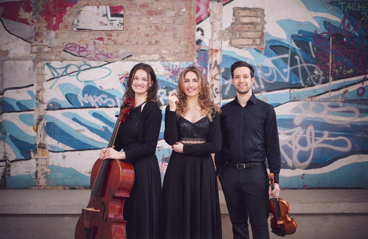 Roman Tulchynsky - skrzypce,
Marei Schibilsky - wiolonczela,
Julia Stephan - fortepian, &copy; Clara Evens