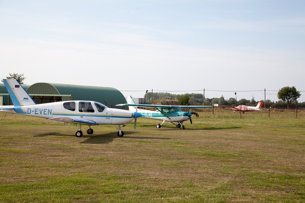 Het vliegveld van Wismar met vliegtuigen en hangar., © Frank Burger