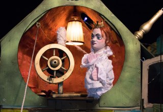 © TOG (aus dem Stück "Dornröschen und Fräulein Lieselotte" von Theater Maskotte; Foto: Hans Wander und Hektor Bazo) © TOG (aus dem Stück "Dornröschen und Fräulein Lieselotte" von Theater Maskotte; Foto: Hans Wander und Hektor Bazo)