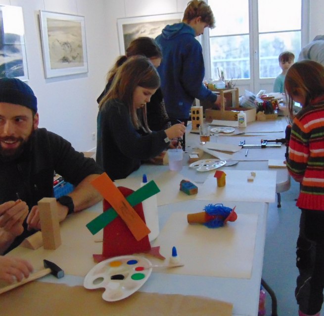 The Saturday painters paint and do handicrafts, © Gabi Raskop