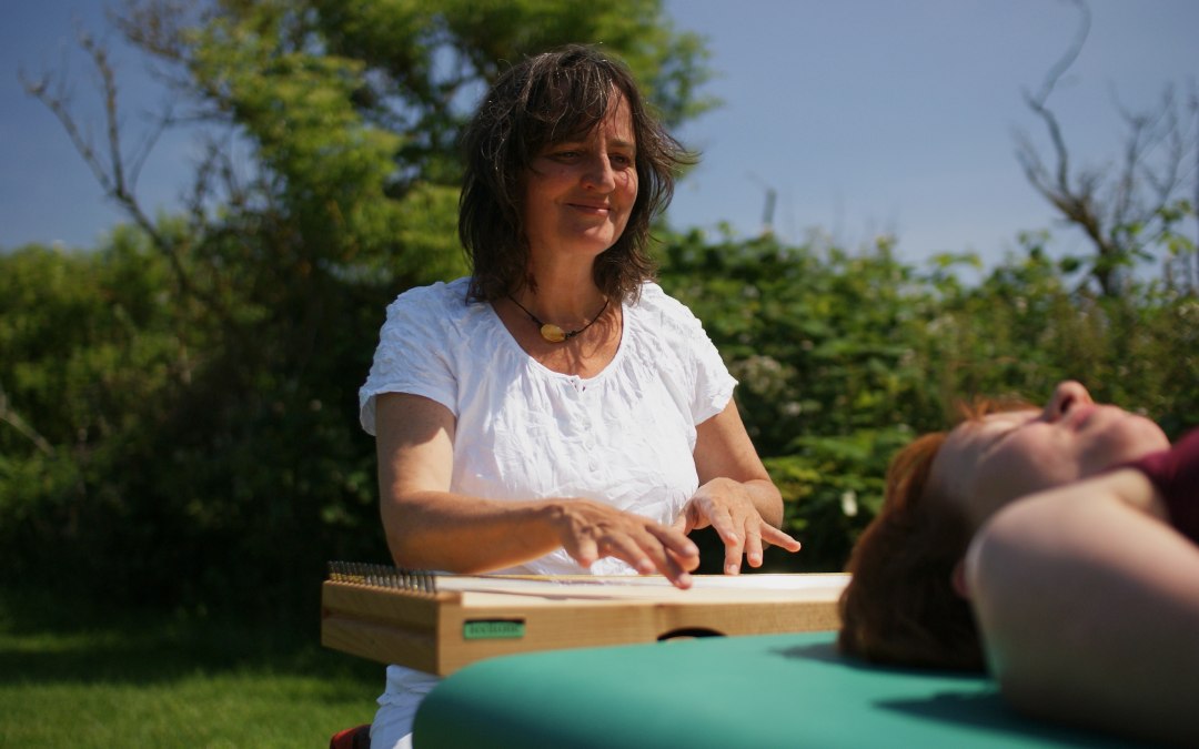 Martina Gläser-Böhme grająca na monochordzie - klientka na kanapie, © Martina Gläser-Böhme