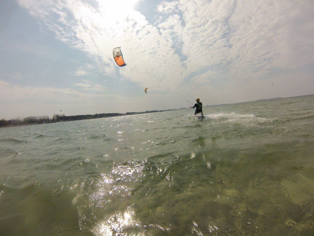 Gliding over water - an incredible feeling // © Kitesurfschule Pepelow Gliding over water - an incredible feeling // © Kitesurfschule Pepelow