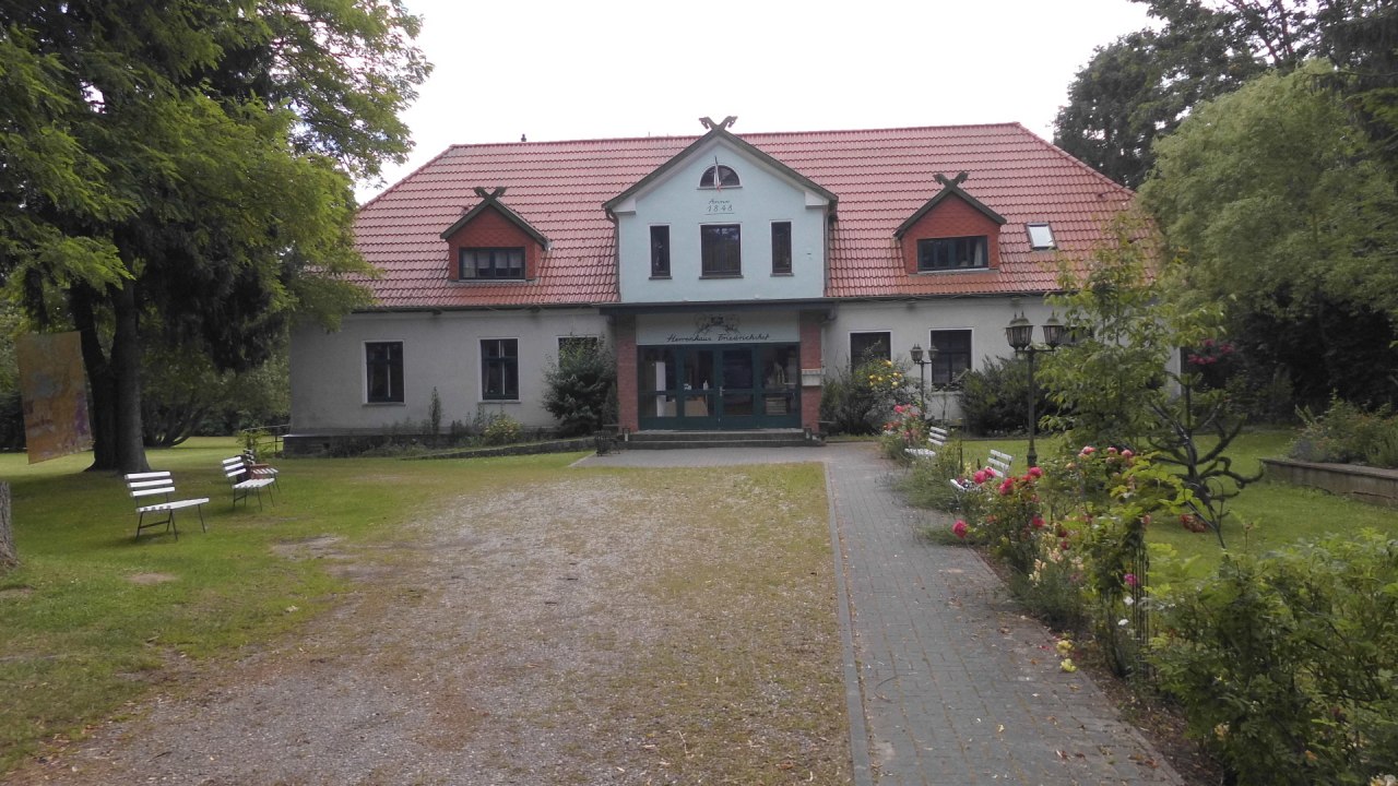 Friedrichshof Manor - Courtyard entrance // &copy; Herrenhaus Friedrichshof