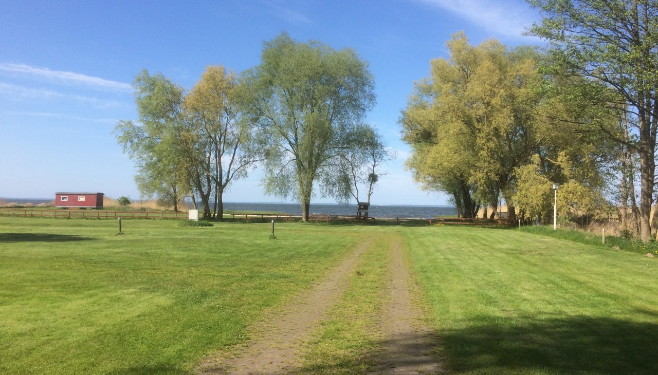 Het vakantiepark Ueckerm&uuml;nde-Bellin biedt staanplaatsen met directe toegang en uitzicht op het strand aan de Lagune van Szczecin., &copy; Ferienpark Ueckerm&uuml;nde-Bellin GmbH