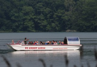 Sea eagle tour in electric boat on Feldberg lakes, © Frank Berg