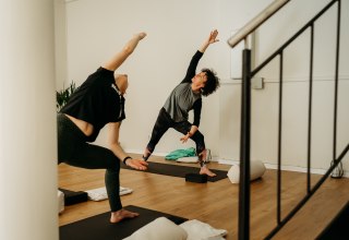 Kobieta o imieniu Susann uprawia jogę w MOVA PLACE - Yoga & Co. Studio, &copy; R&uuml;genlinse