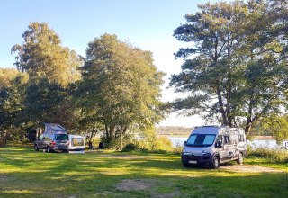 Staanplaatsen bij het meer, © Henrike Track