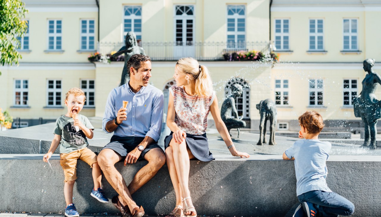 marktplatz-ribnitz-brunnen-familie-eis-2016-TR-4, © Bernsteinstadt Ribnitz-Damgarten
