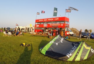 SURFBUS na idealnym płaskim spocie w Saal., © Supremesurf SURFBUS na idealnym płaskim spocie w Saal., © Supremesurf