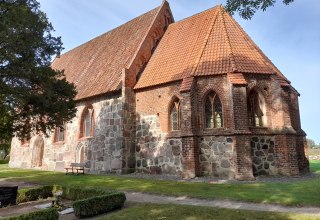 Außenansicht der Feldsteinkirche in Langenhanshagen // © Richard Engel Außenansicht der Feldsteinkirche in Langenhanshagen // © Richard Engel