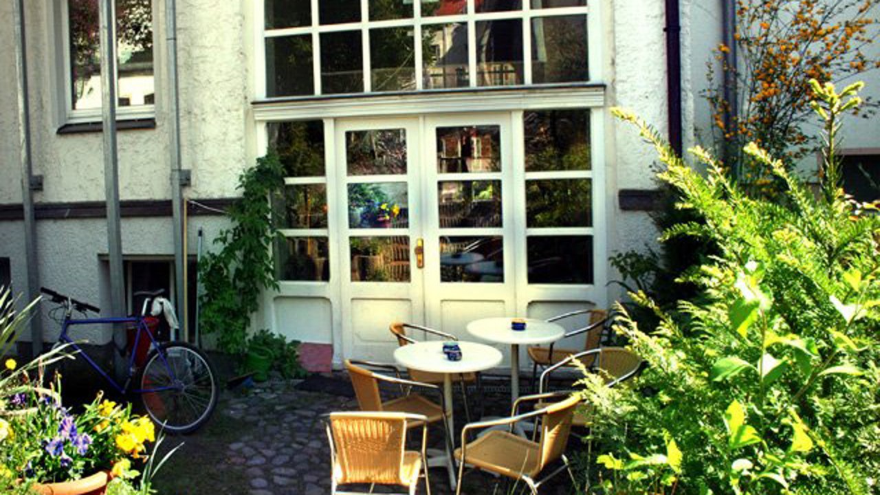 Idyllische tuin om in te ontspannen, &copy; Jellyfish Hostel