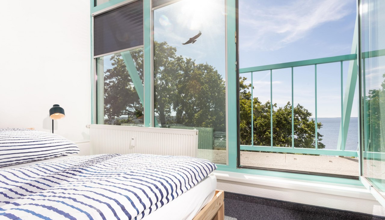 Lichte slaapkamer met uitzicht op de Bodden, perfect om te ontspannen na een productieve dag op het werk., © Project Bay