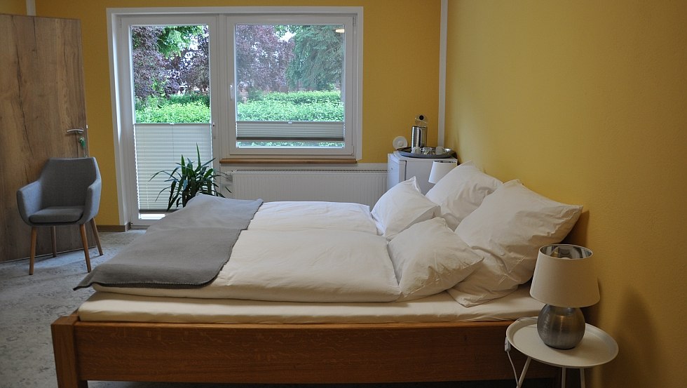 Uitzicht vanuit de kamer naar de groene zone, © Landurlaub M-V Uitzicht vanuit de kamer naar de groene zone, © Landurlaub M-V