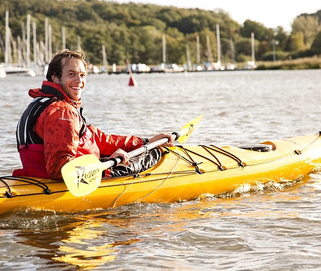 Paddler vor dem Hafen Ralswiek // &copy; Tourismuszentrale R&uuml;gen GmbH