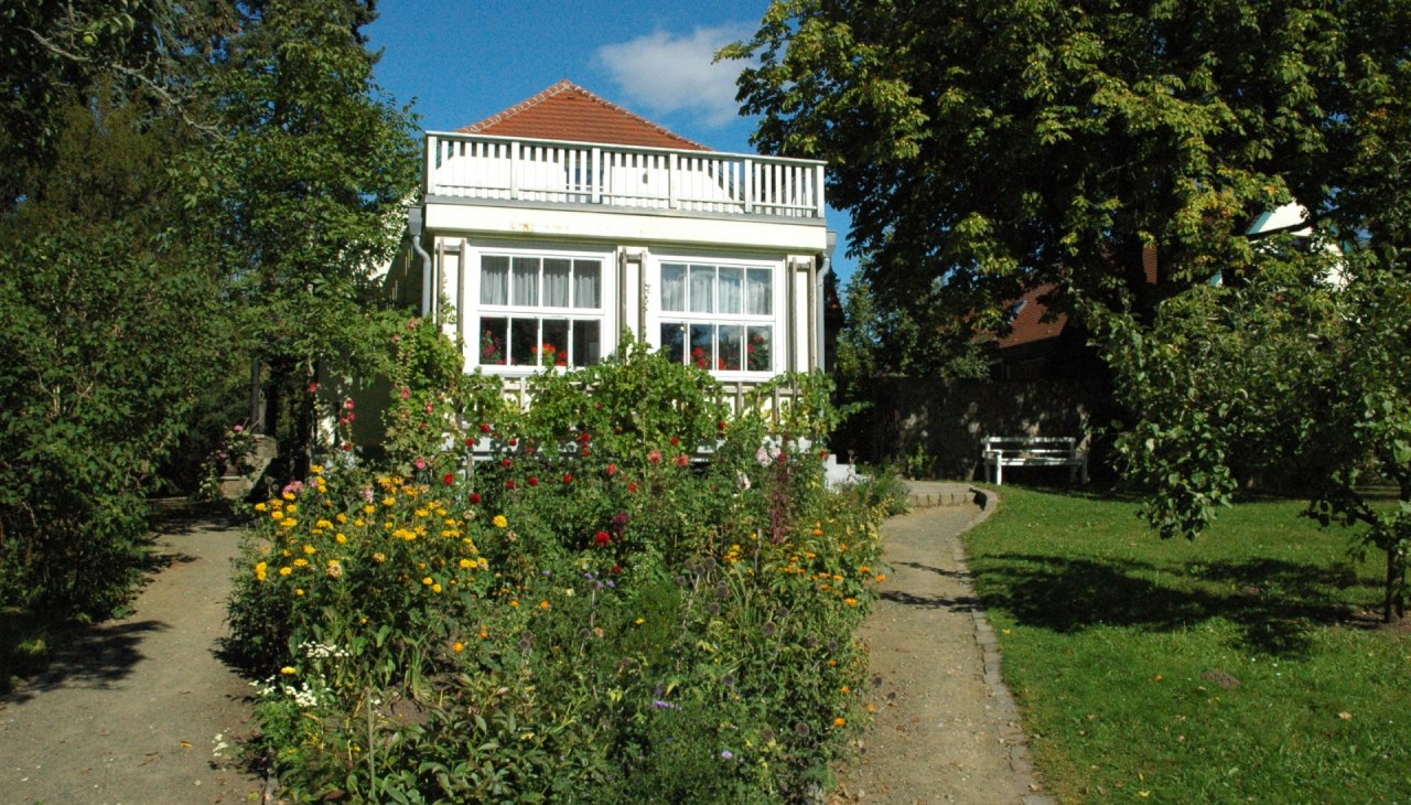 Zicht op het huis vanuit de tuin, © Kurverwaltung Feldberger Seenlandschaft