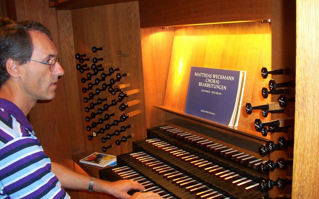 Alex Bergstedt on the organ, © Adna da Silva