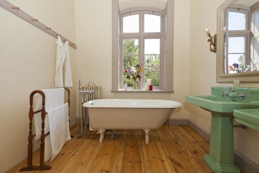 Bathroom in the vacation apartment Rheinsberg in the manor house Lexow, &copy; Gutshaus Lexow