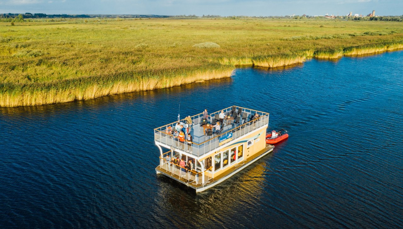 The hybrid ship "Ida vom Peendamm" is whisper-quiet during the season, taking daily tours in the wild and romantic Peene valley., © Esslinger