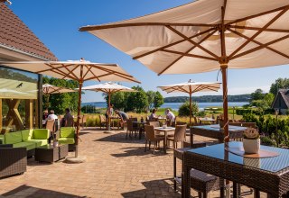 Taras z widokiem na jezioro Plau // © BEECH Resort Plauer See Taras z widokiem na jezioro Plau // © BEECH Resort Plauer See