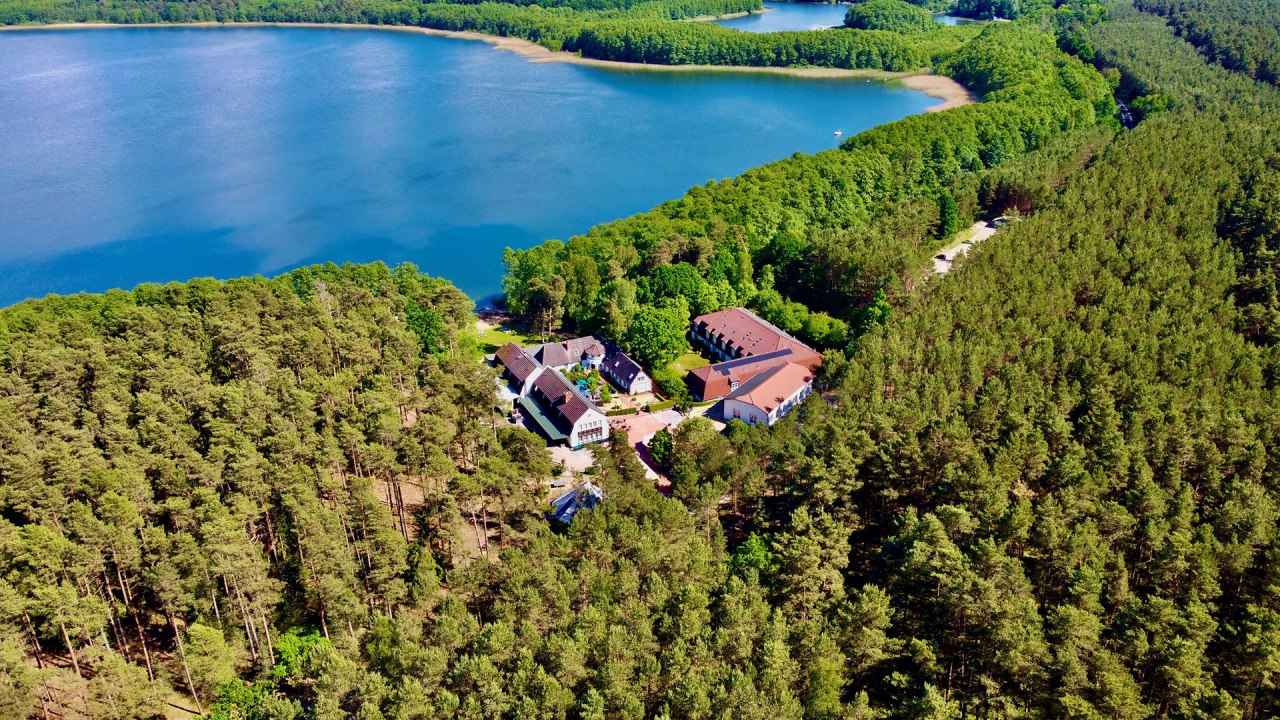 Nestled in the M&uuml;ritz National Park, on the Great Labussee. More space is not possible! // &copy; Familotel Borchard&acute;s Rookhus