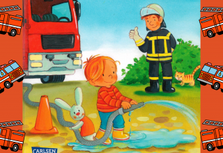 A fireman in work clothes talks to little Max, who is allowed to hold the water hose. Next to Max, a little rabbit helps him hold the fire hose. // &copy; Stadtbibliothek Stralsund