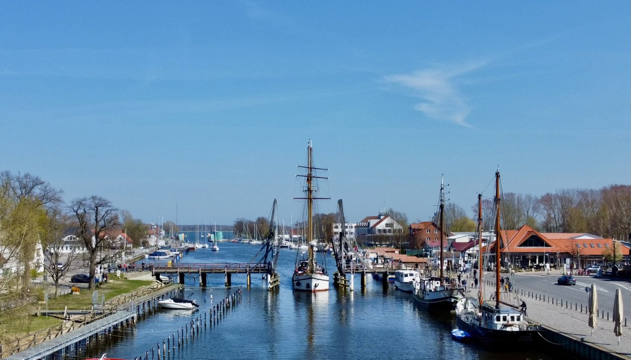 Weisse Düne jest holowany wzdłuż Ryck w ramach otwarcia sezonu morskiego., © Gudrun Koch Weisse Düne jest holowany wzdłuż Ryck w ramach otwarcia sezonu morskiego., © Gudrun Koch