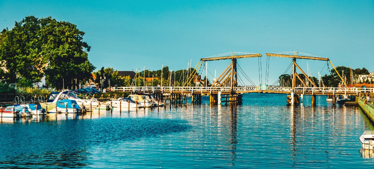 Het rustige, 800 jaar oude vissersdorp Wieck (deel van Greifswald) is beroemd om zijn houten basculebrug. // © Wally Pruß Het rustige, 800 jaar oude vissersdorp Wieck (deel van Greifswald) is beroemd om zijn houten basculebrug. // © Wally Pruß