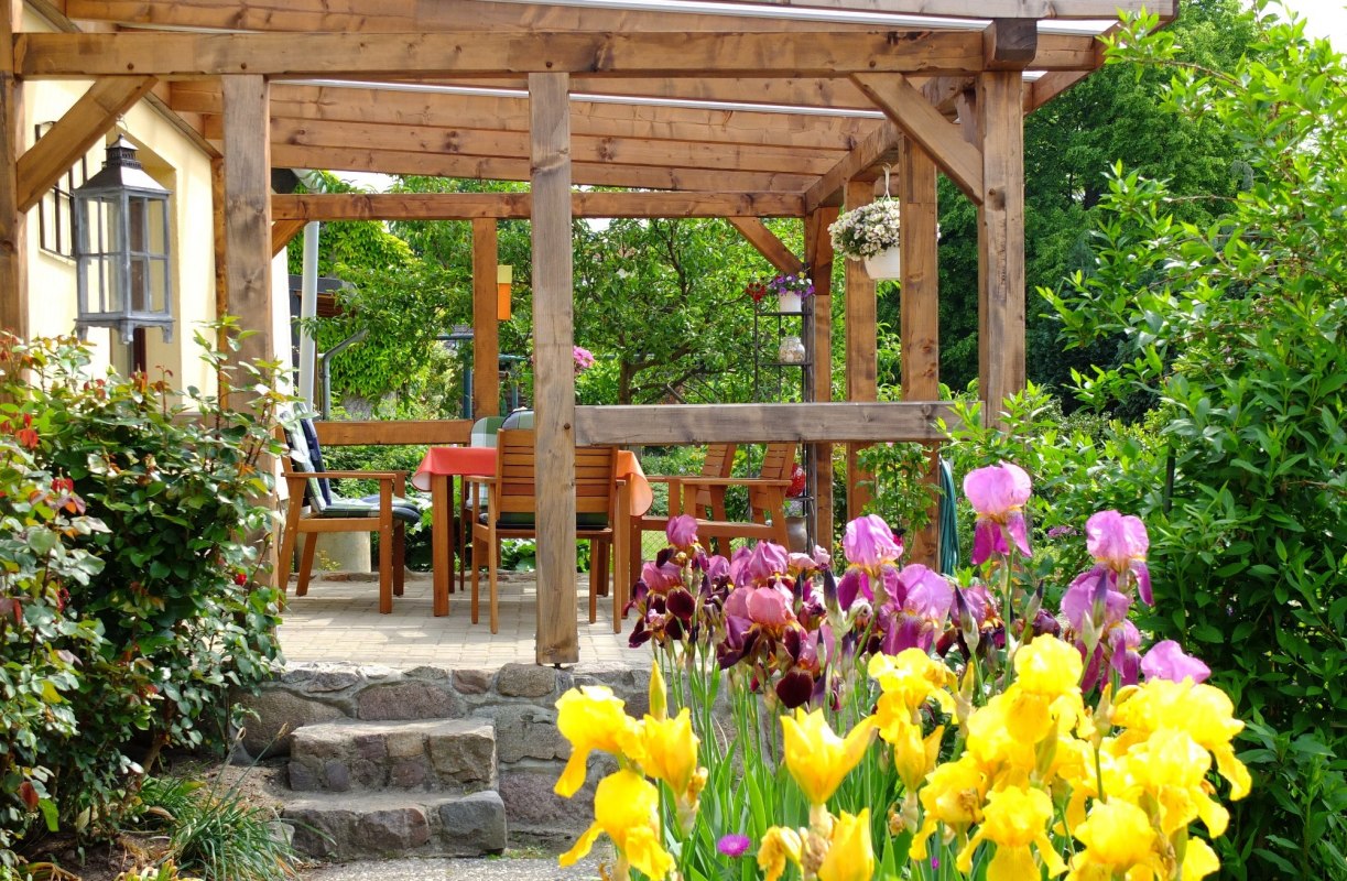 Het terras van het vakantiehuis, &copy; Birgit G&ouml;de