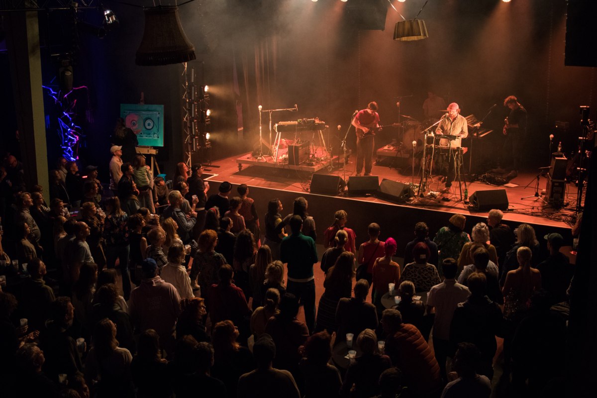 Full hall at the concert night during Studio am See 2025. // &copy; Simon Voigt