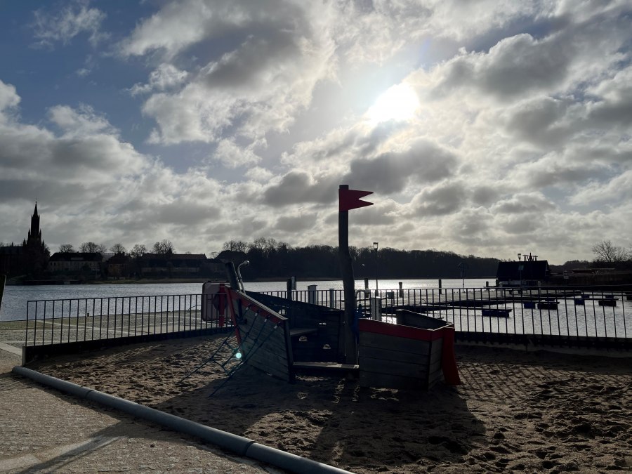 Play ship with view of Malchow monastery, © Kultur- und Sportring e.V.
