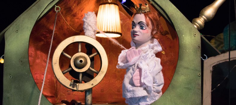 &copy; TOG (aus dem St&uuml;ck "Dornr&ouml;schen und Fr&auml;ulein Lieselotte" von Theater Maskotte; Foto: Hans Wander und Hektor Bazo)