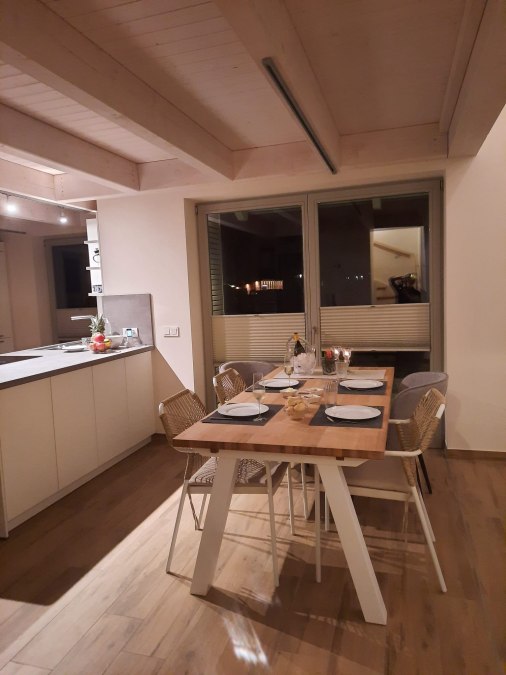 Open kitchen with dining table, © Oliver Milz