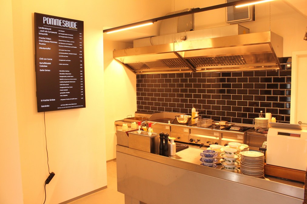 Onze friettent in het oude Kruse pakhuis, © pommes-bude.com Onze friettent in het oude Kruse pakhuis, © pommes-bude.com