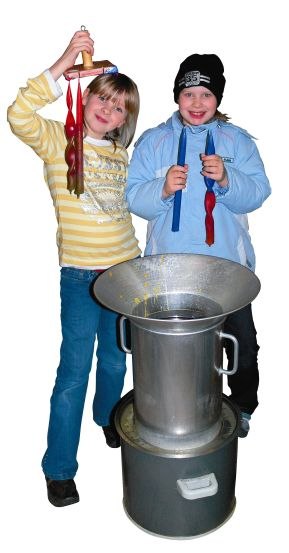 Kinderen maken kaarsen, &copy; Manuela Werk