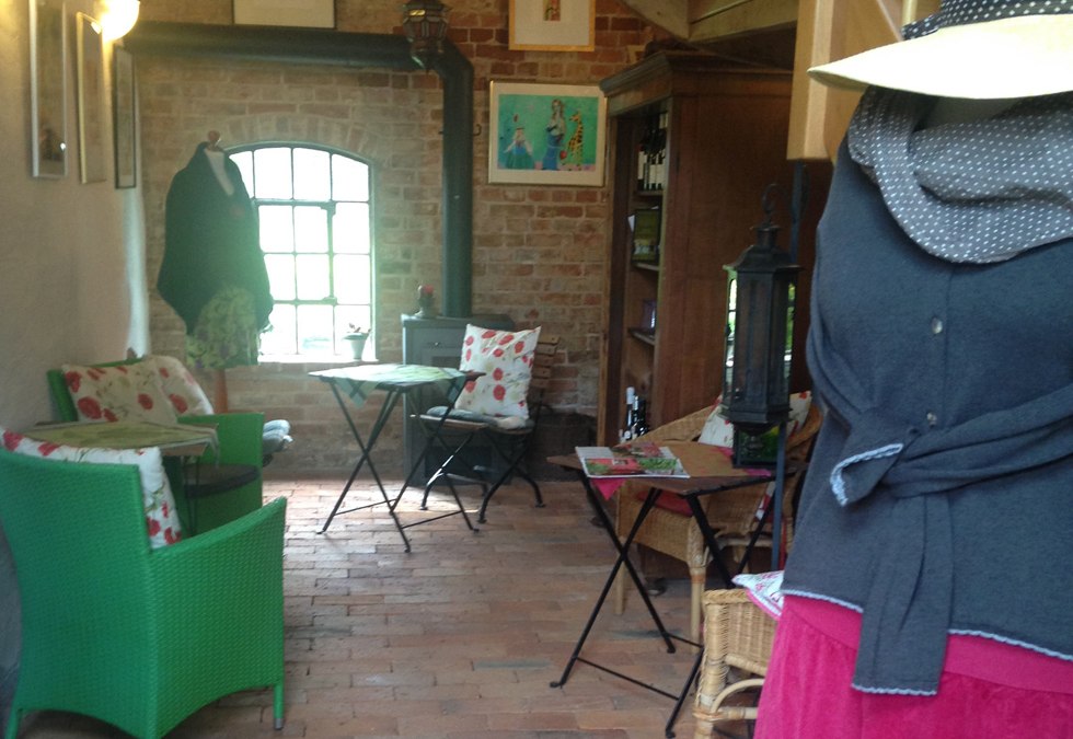 Kunst, mode en wijn vormen een prachtige symbiose in de zomerwinkel., © Silke Voß