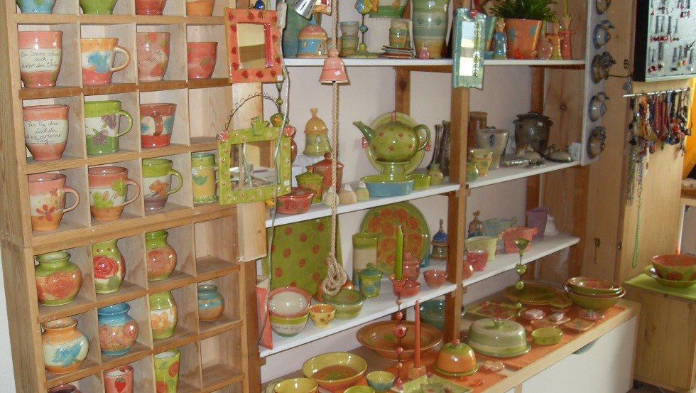 Een blik op het gevarieerde aanbod van Blue Mango aardewerk, © Töpferei Blue Mango Een blik op het gevarieerde aanbod van Blue Mango aardewerk, © Töpferei Blue Mango