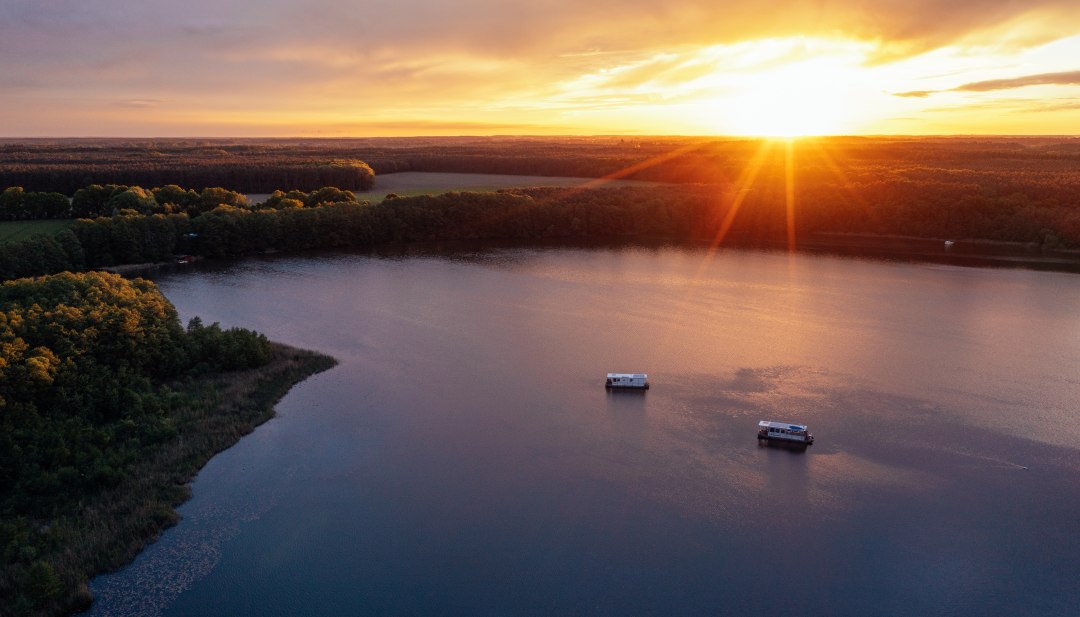 Alles is stil boven de boomtoppen. En zelfs de woonboten kabbelen bijna geruisloos over het kalme meer, © TMV/Gänsicke