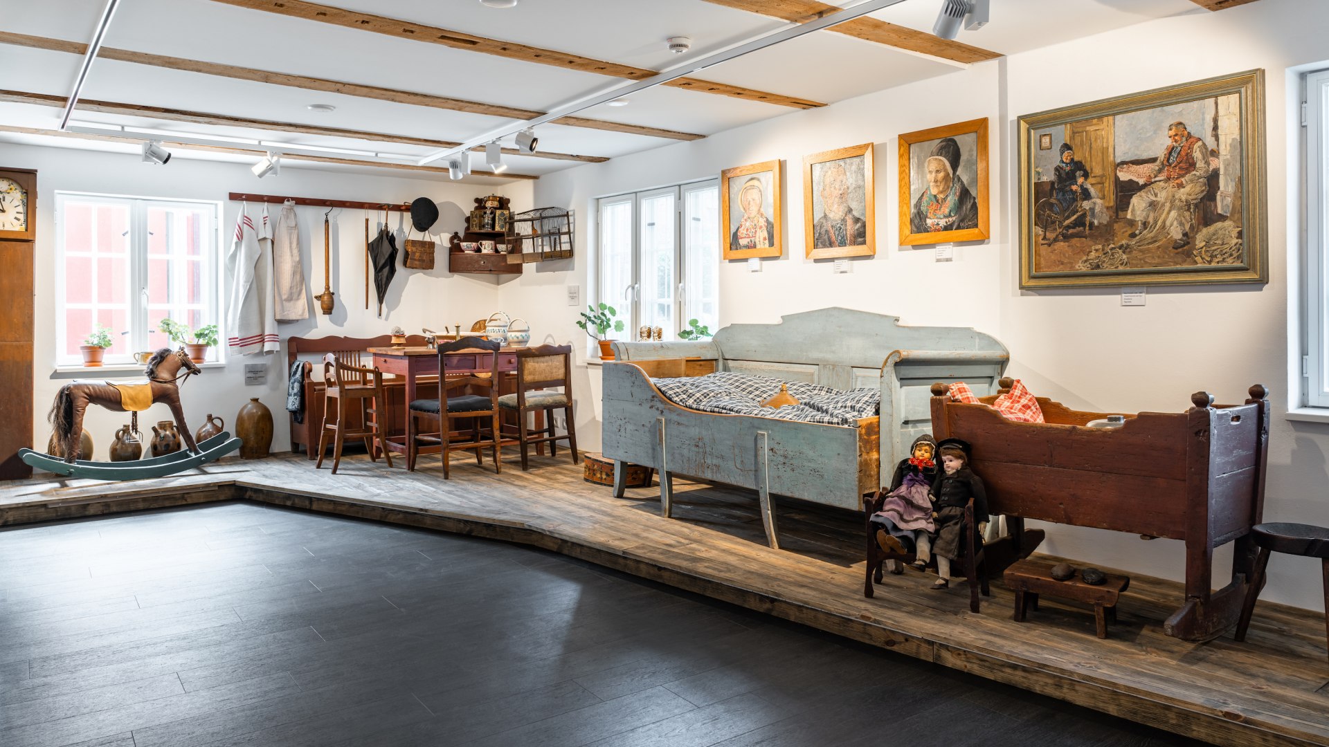 Tentoonstelling van een oude salon in het streekmuseum van Mönchgut