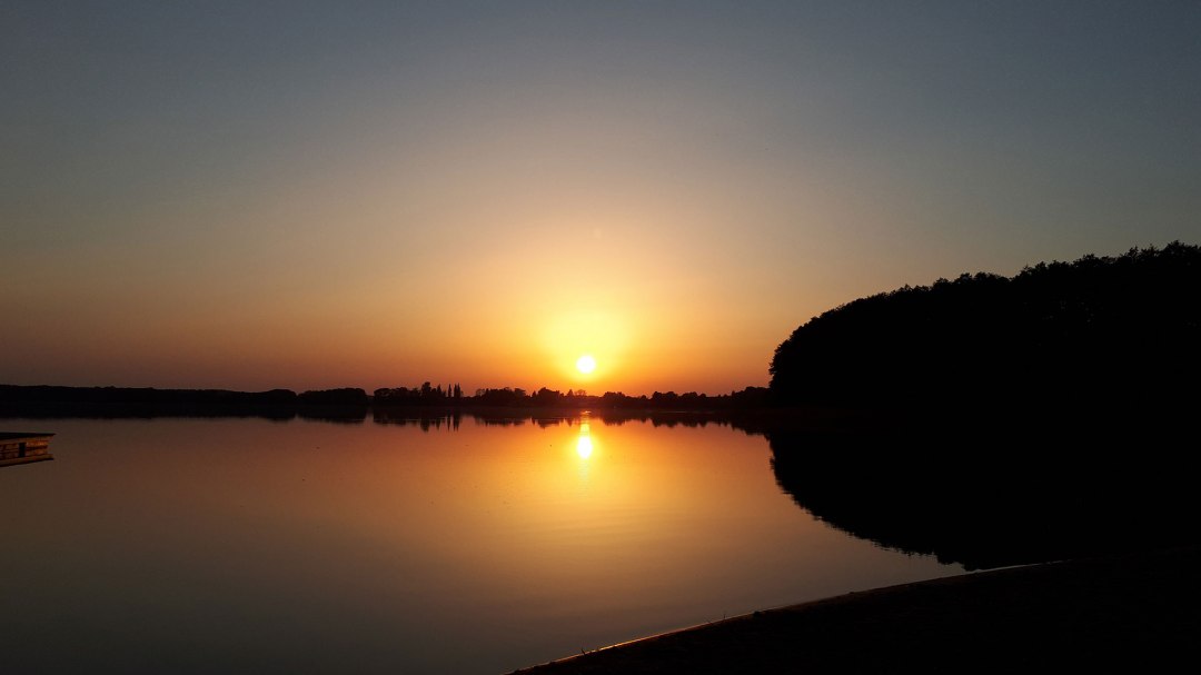 Czysty romantyzm. Ciesz się ciszą i spokojem, gdy słońce zachodzi nad jeziorem Käbelicksee., © Traugott Heinemann-Grüder
