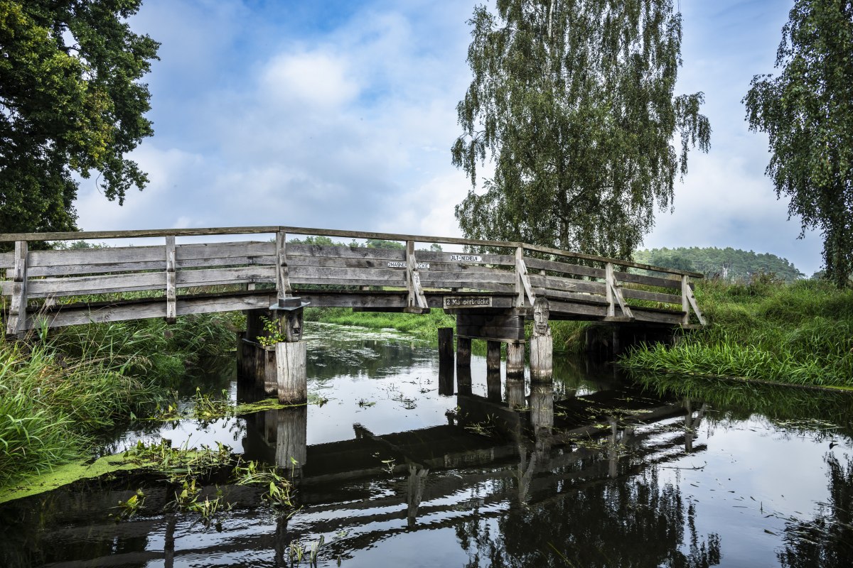 Twee mannen overbruggen landgoed Alt Necheln // &copy; Stefan von Stengel