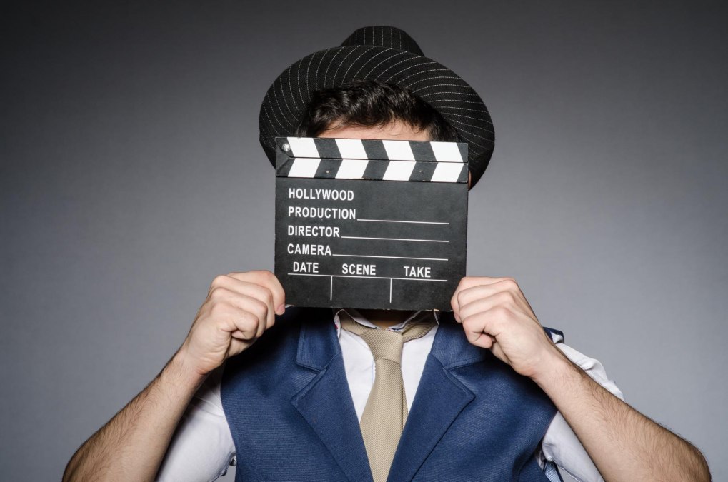 k1600_man-with-film-flap_adobe_location-tour, © Adobe Stock