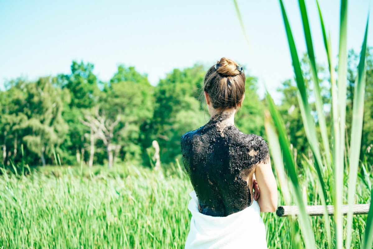 The mud around Bad S&uuml;lze is applied to the back as a health treatment // &copy; TMV/Petermann