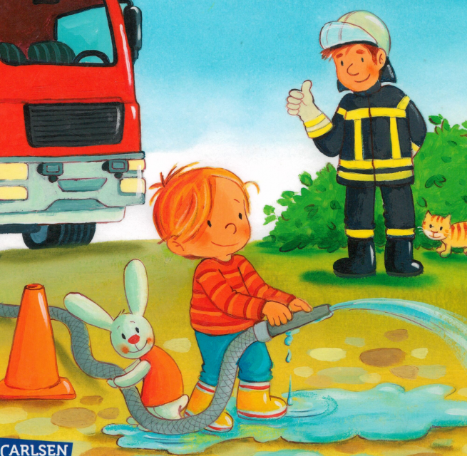 A fireman in work clothes talks to little Max, who is allowed to hold the water hose. Next to Max, a little rabbit helps him hold the fire hose. // &copy; Stadtbibliothek Stralsund