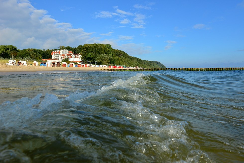 Widok z zewnątrz na hotel przy plaży "Seerose" // © DH Studio, Dirk Holst Widok z zewnątrz na hotel przy plaży "Seerose" // © DH Studio, Dirk Holst